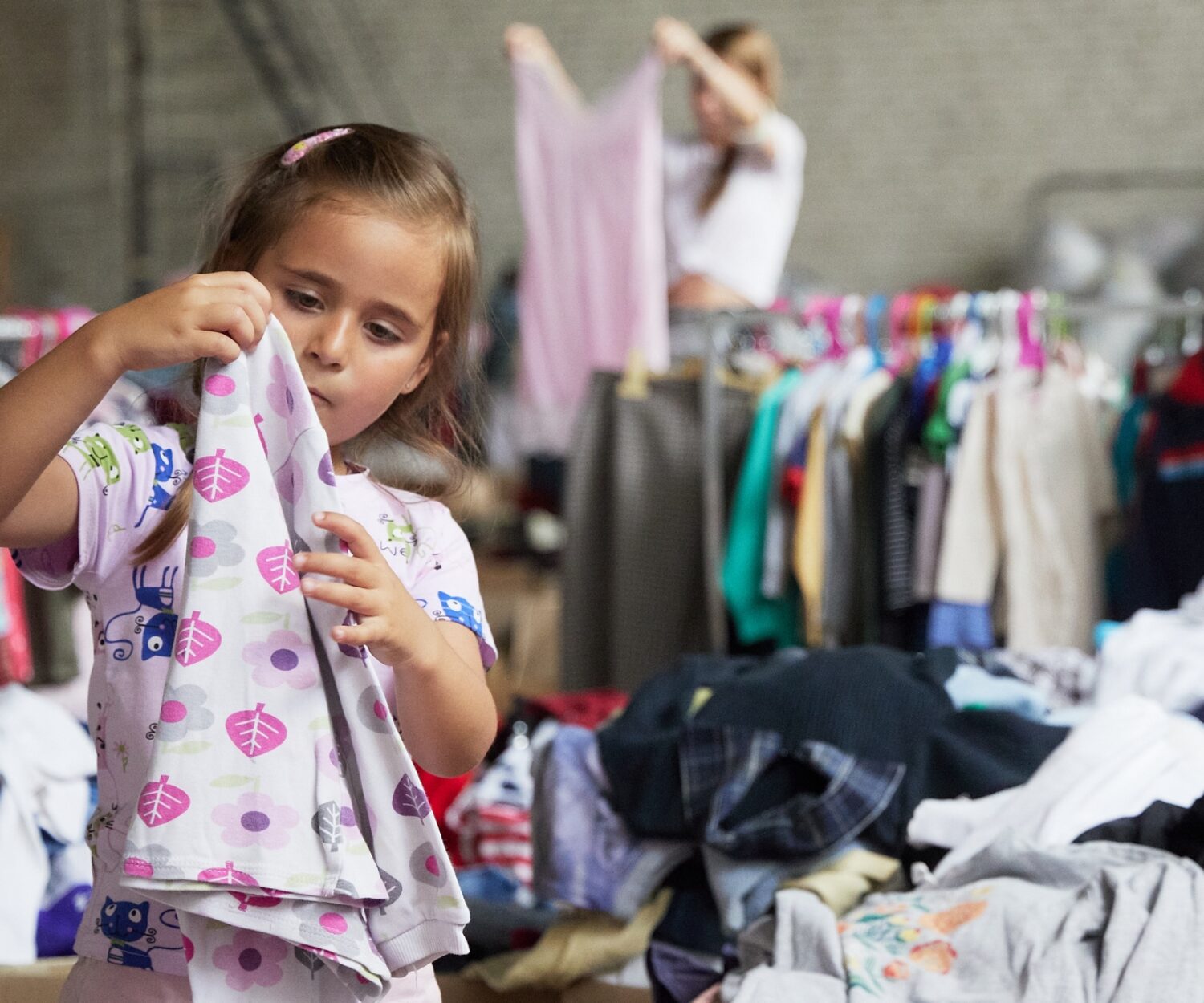 MOSCOW, RUSSIA - JULY 05: Ukrainian refugees choose clothes at a private charity fund ‘Lavka radostej’ warehouse on July 5, 2022 in Moscow, Russia. Muscovites bring to fund things as donations to aid victims of war and natural disasters. (Photo by Oleg Nikishin/Getty Images)